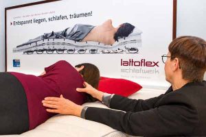Zeigt eine Beratung im Matratzentraumauf Lattoflex