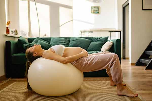 Billd zeigt Entspannungstechnik-schwangere-Frau