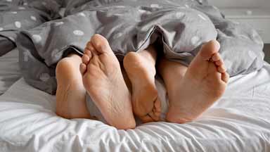 zeigt Füße-von-schlafenden-Menschen