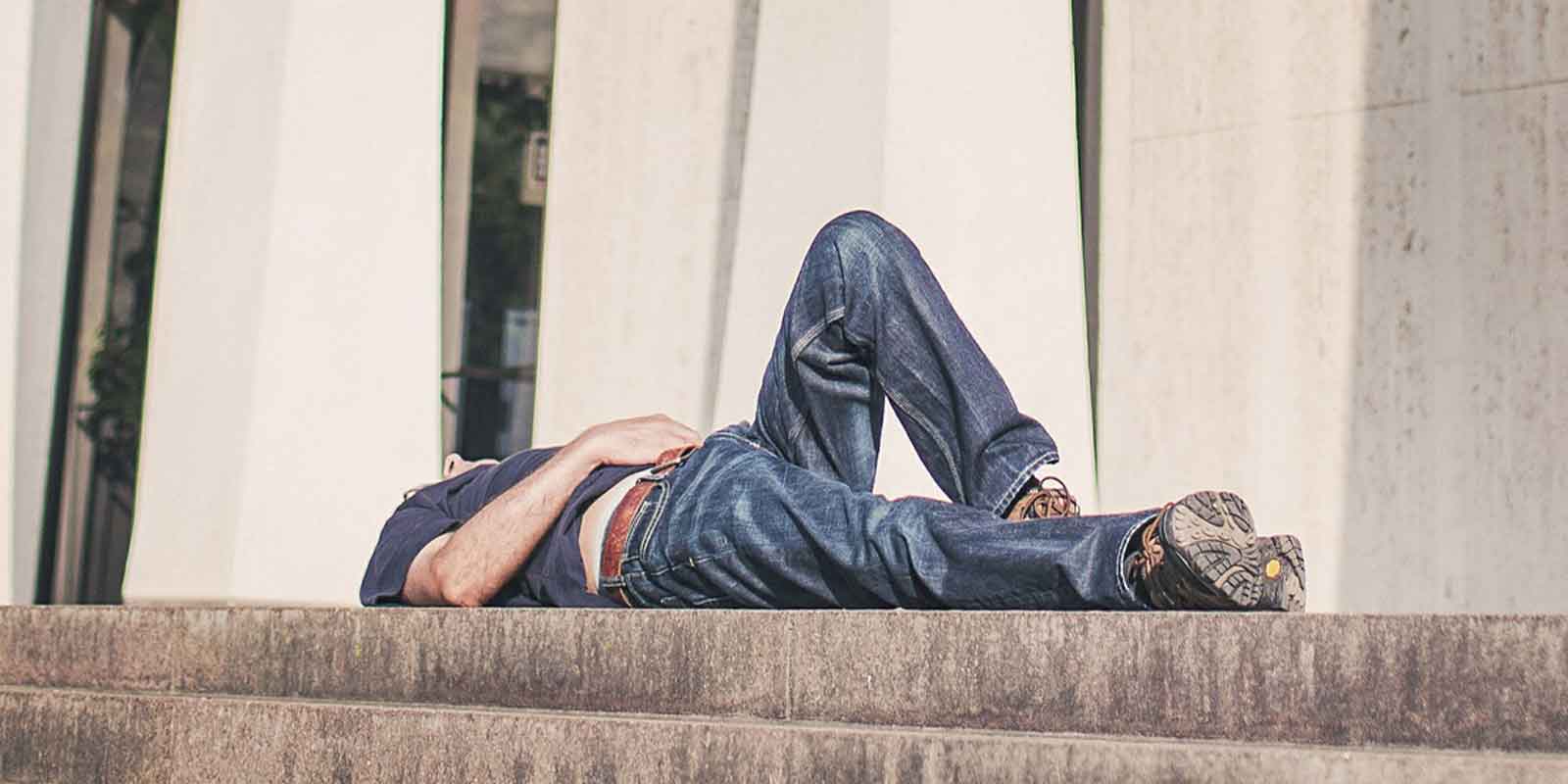 Rueckenschmerz-Mann-liegend