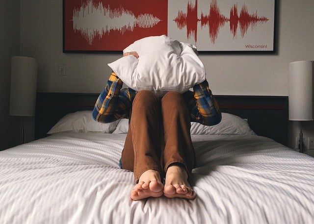 person-mit-Kissen